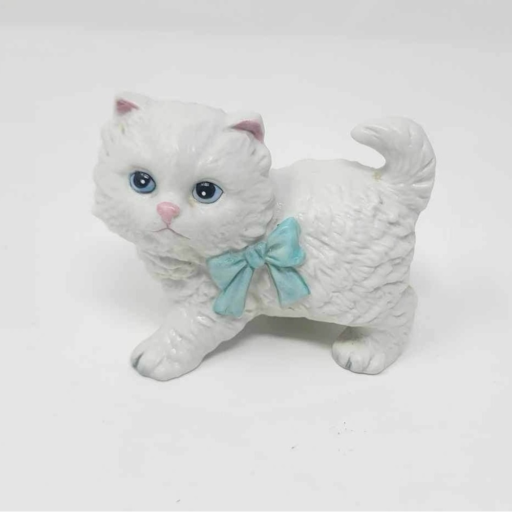 HOMCO ceramic Kitten White with Blue Bow 2.75" x 3.5"
